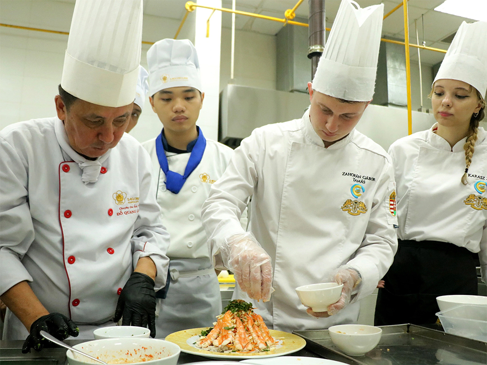 Sang Việt Nam học nghề bếp